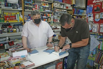 David García dedicando un ejemplar de su libro Los Colores del Tassili al librero Javier Lozano