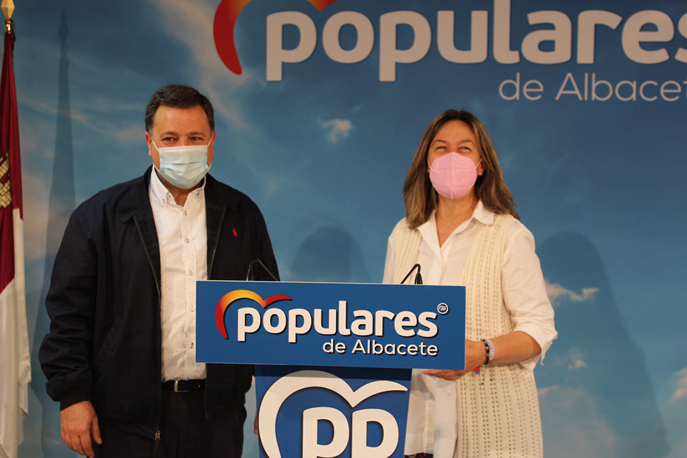 M Serrano y Ana Guarinos, sede PP AB