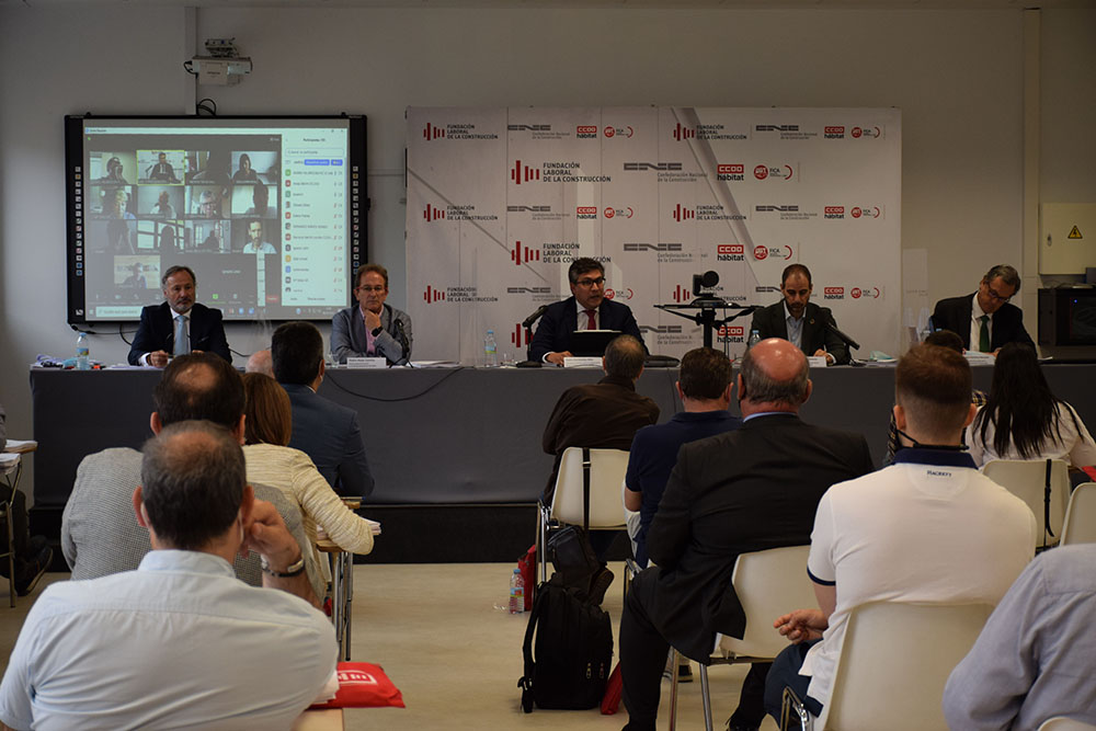 Imagen de la reunion del Patronato de la FLC, intervención de Pedro Fernandez Alén, con los vicepresidentes de los sindicatos a ambos lados