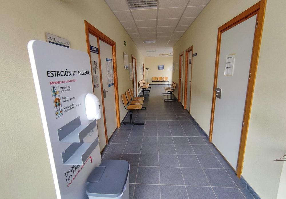 Interior del Consultorio de Mestanza, vacío de usuarios y de actividad