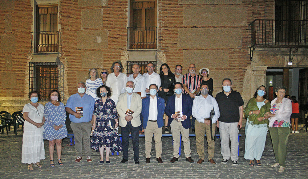 Participantes en Poesía en el Palacio a las puertas del Palacio de la Clavería de Aldea del Rey