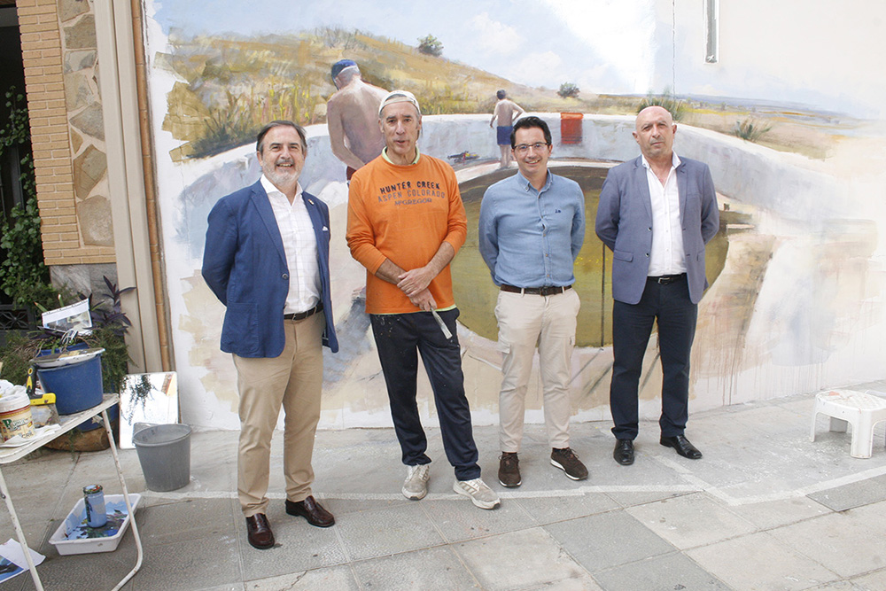 El alcalde de Aldea del Rey, José Luis Villanueva, junto al pintor Feliciano Moya, el gerente de Loborvalia y el concejal de Cultura