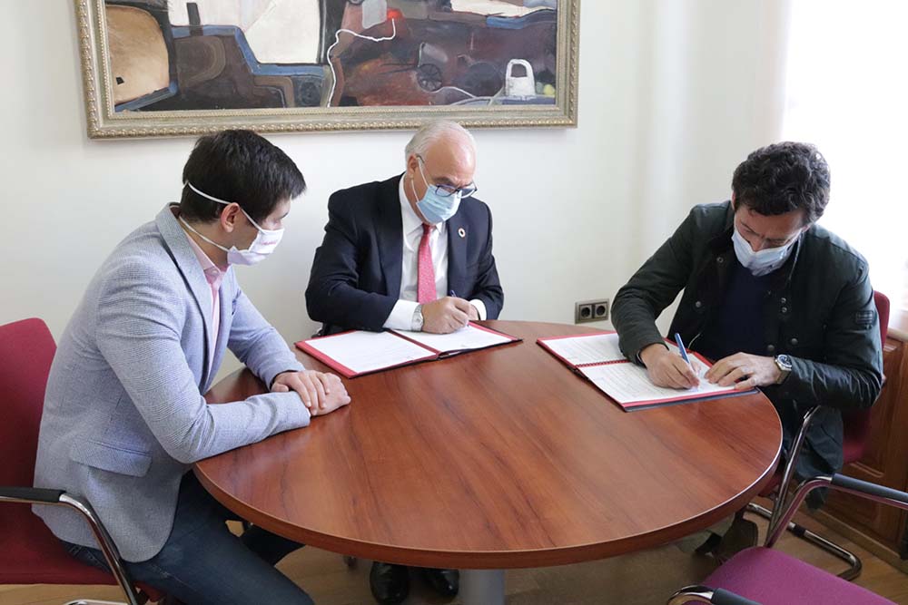 Firma convenios Ayuntamiento-IES 'Azuer' y 'Sotomayor' (4)