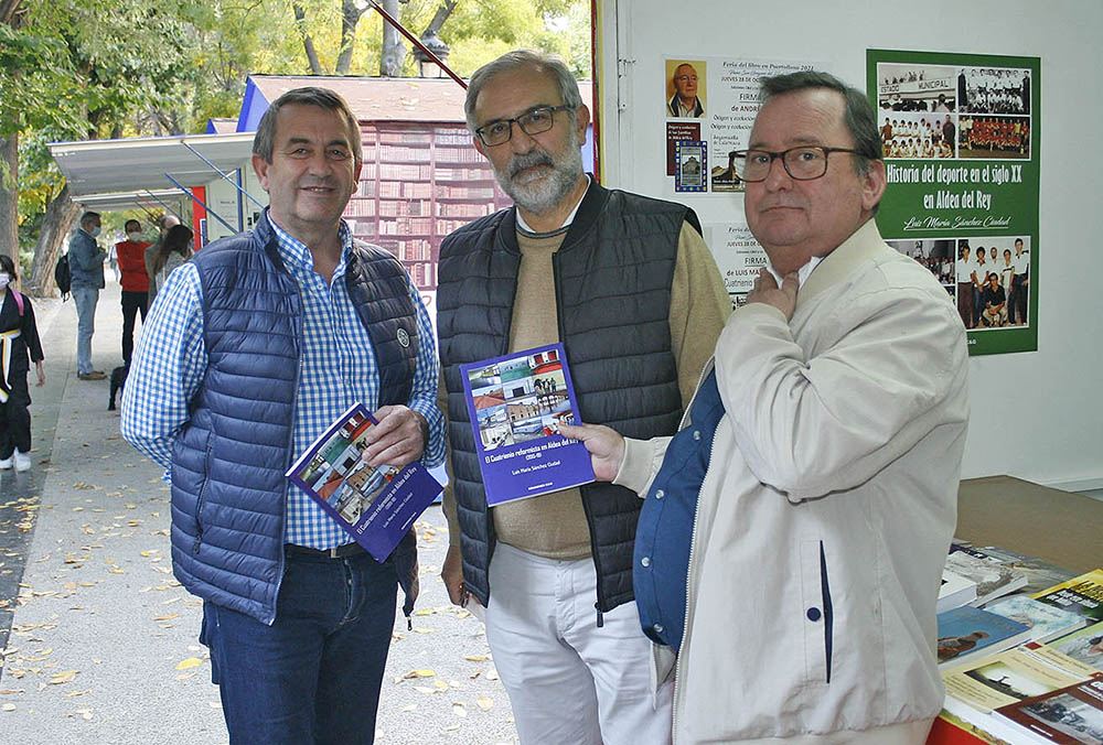 Luis María Sánchez Ciudad posando con algunos de sus lectores en la FELIP