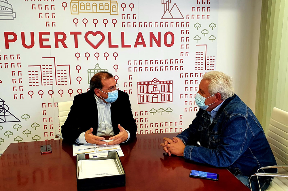 El alcalde de Puertollano, Adolfo Muñiz y el editor Julio Criado, mantuvieron una reunión para hablar sobre la FELIPA