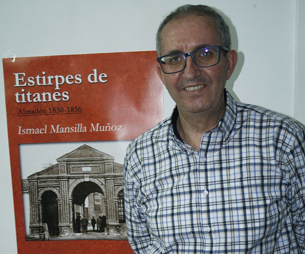 Ismael Mansilla posando junto a la portada de Estirpe de titanes