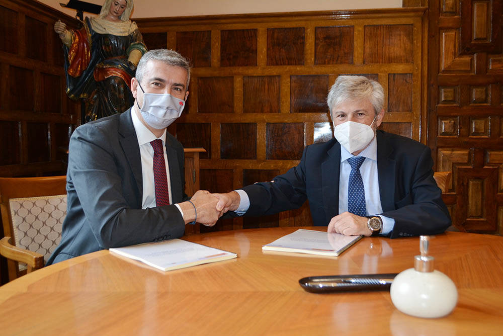 Álvaro Gutiérrez y Fernando de Aragón en la firma del convenio 13122021