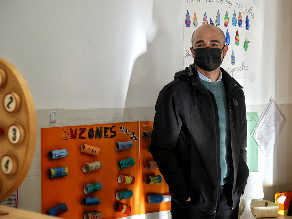 Israel Marco portavoz de Cs durante la visita la centro escolar de Iriépal