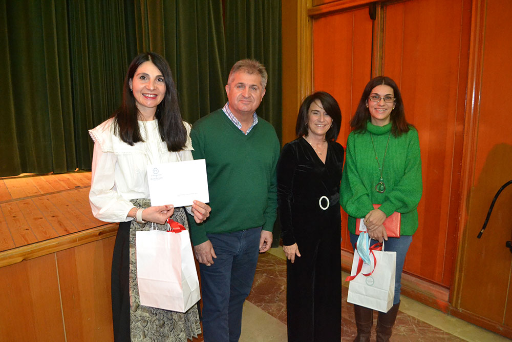 Concierto Manchelos, ganadoras concurso relatos junto a alcalde y concejal