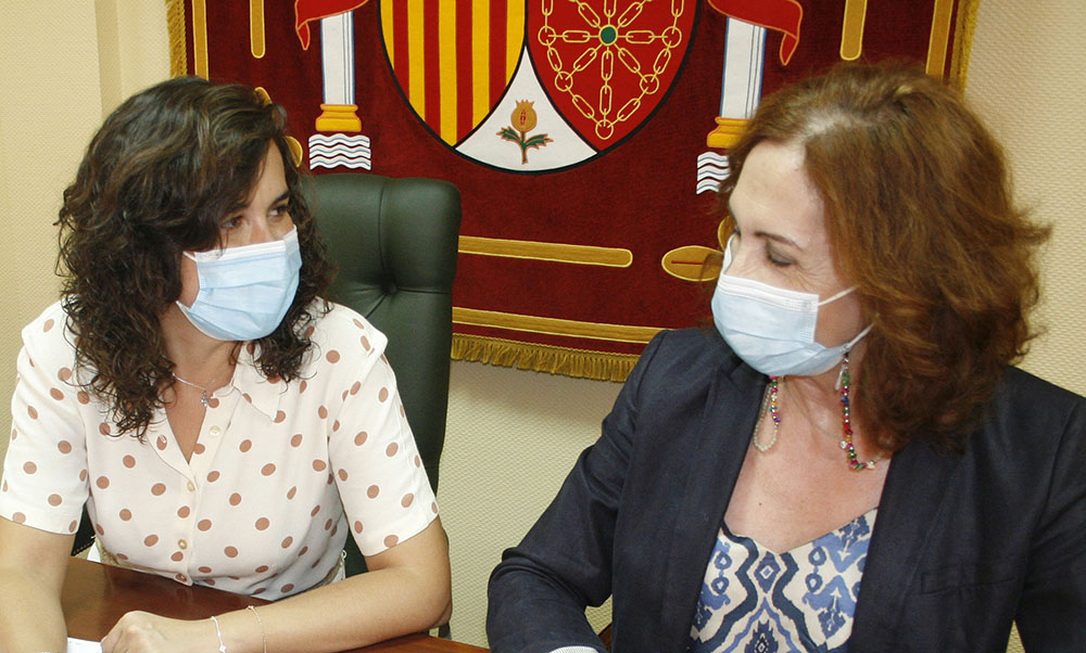 La alcaldesa de Calzada de Calatrava, Gema María García Ríos conversando con la Subdelegada del Gobierno en Ciudad Real, María Ángeles Herreros