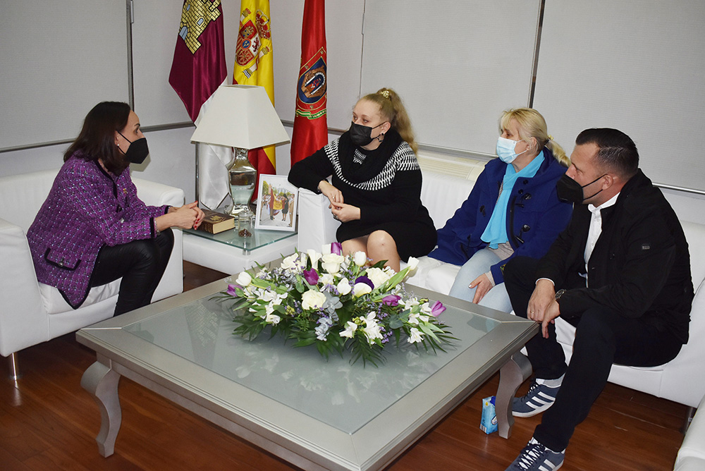 Reunión de la alcaldesa de Ciudad Real con ucranianos en Ciudad Real 01
