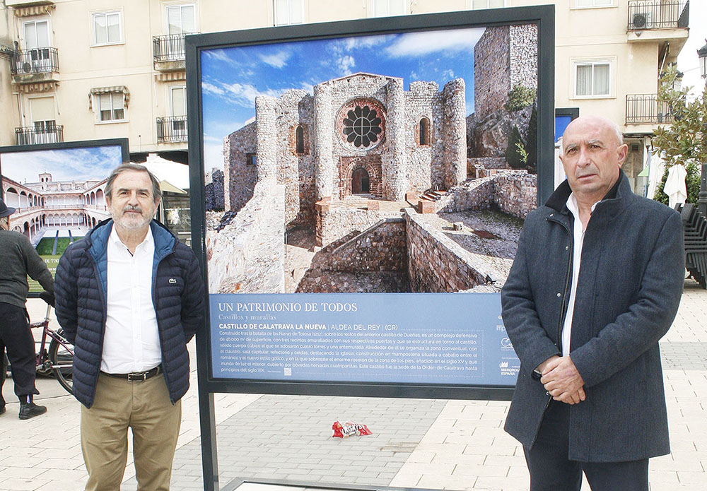 El alcalde de Aldea del Rey, José Luis Villanueva y el concejal de Cultura, Cándido Barba, posando junto al panel de Calatrava La Nueva