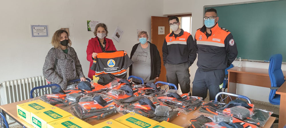 García entrega uniformes a la Agrupación de Protección Civil de Ajofrín
