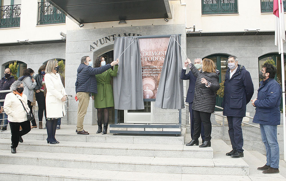 Momento de la inauguración de la exposición a las puertas del Ayuntamiento de Calzada de Calatrava