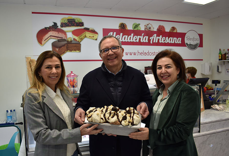 Responsables de San Telesforo con el helado presentado al concurso 2022
