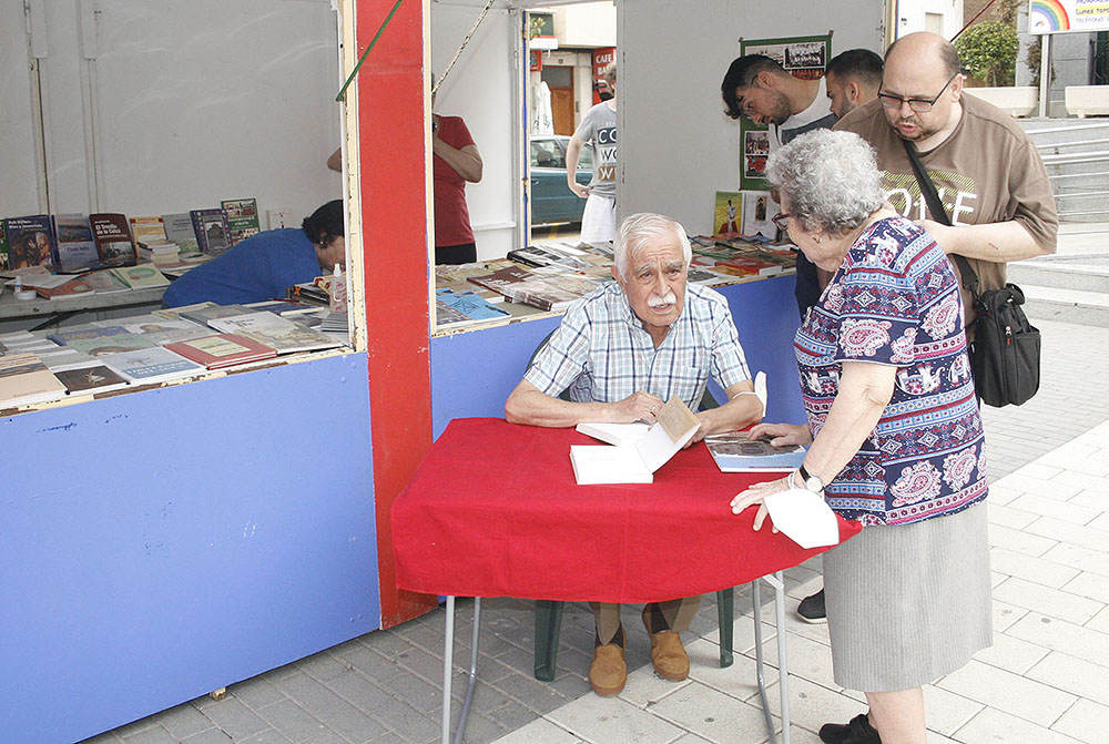 Juan José García Ciudad firmó ejemplares de sus libros en la Feria del Libro de Calzada de Calatrava