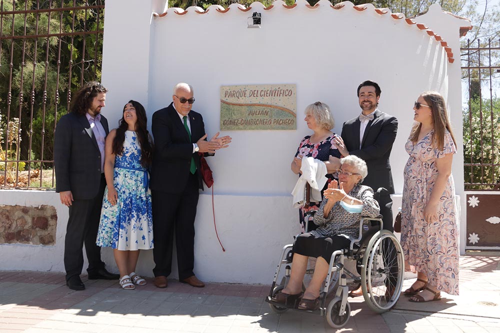 Descubrimiento de la nueva placa del parque del científico Julián Gómez-Cambronero (1)