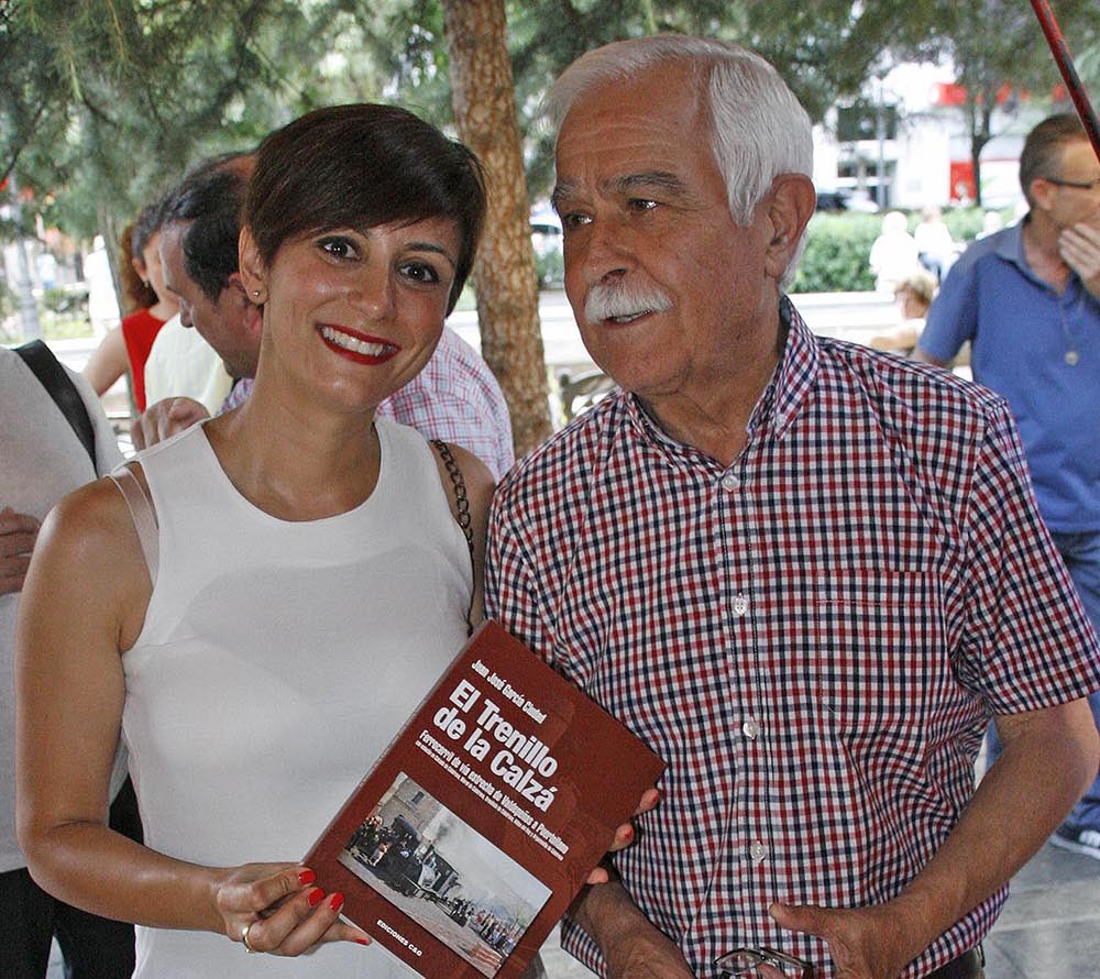 Fotografía de archivo de Juan José García Ciudad, con la alcaldesa de Puertollano en la Feria del Libro de Puertollano