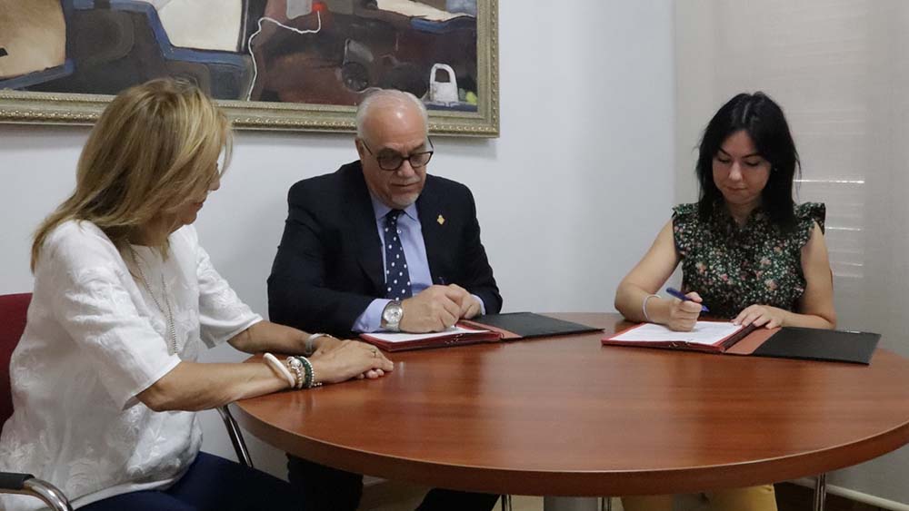 Firma del convenio de colaboración entre el Ayuntamiento de Manzanares y el IES Azuer (Aula ATECA)