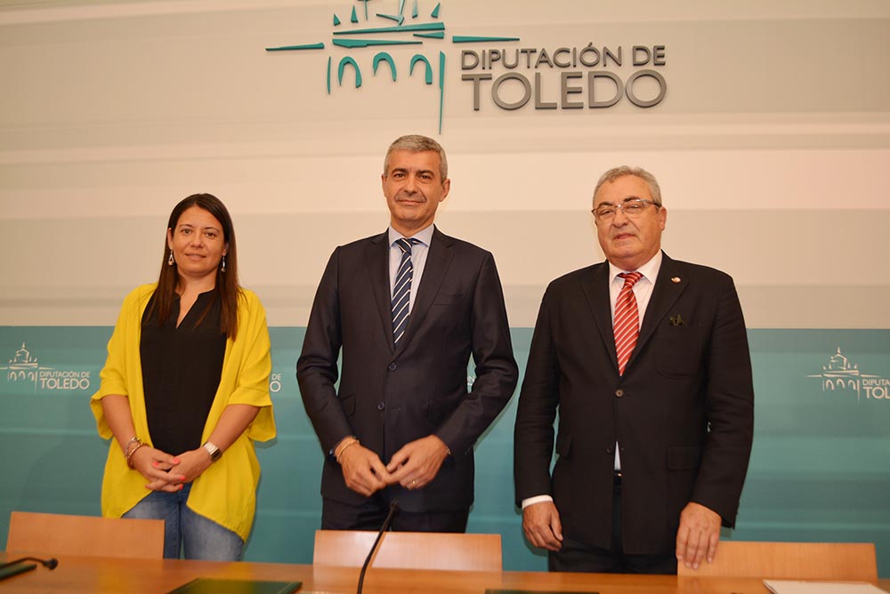 Álvaro Gutiérrez, Bárbara García y Juan Carlos antes de la firma del convenio 27072022
