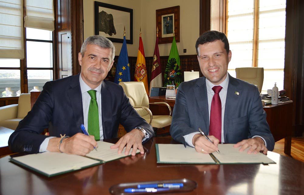 Álvaro Gutiérrez y Santi Vera en la firma del convenio (1) 01072022