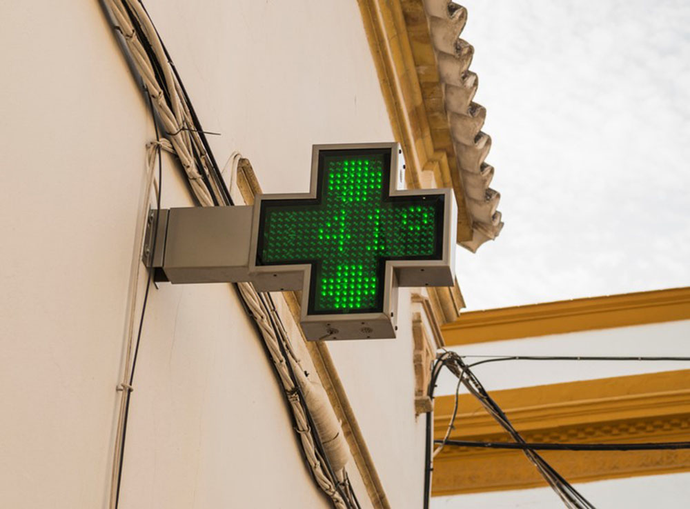 LED sign of a pharmacy showing a temperature of 41 degrees Celsius.