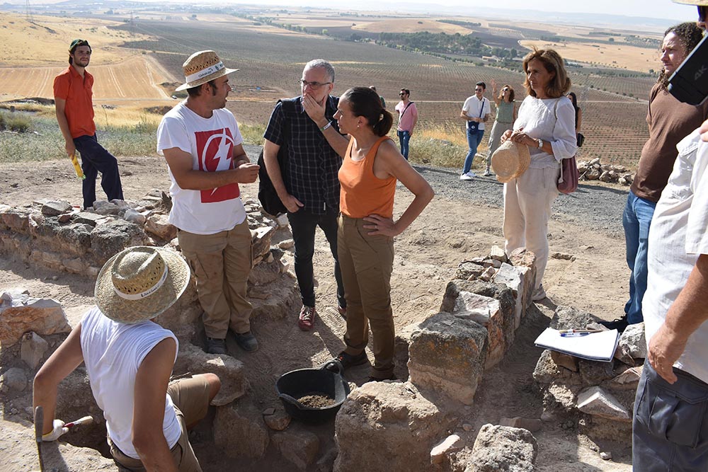 La alcaldesa visita las exavaciones arqueologicas de Alarcos (1)