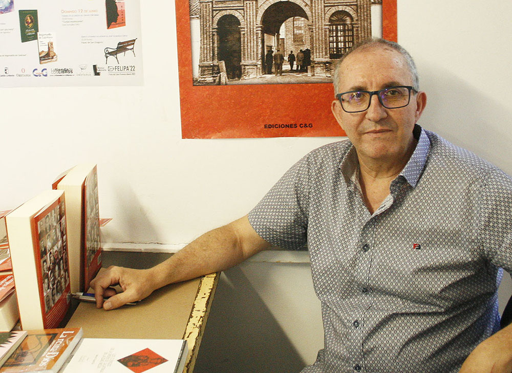 Ismael Mansilla Muñoz durante la firma de ejemplares de su novela Estirpe de titanes