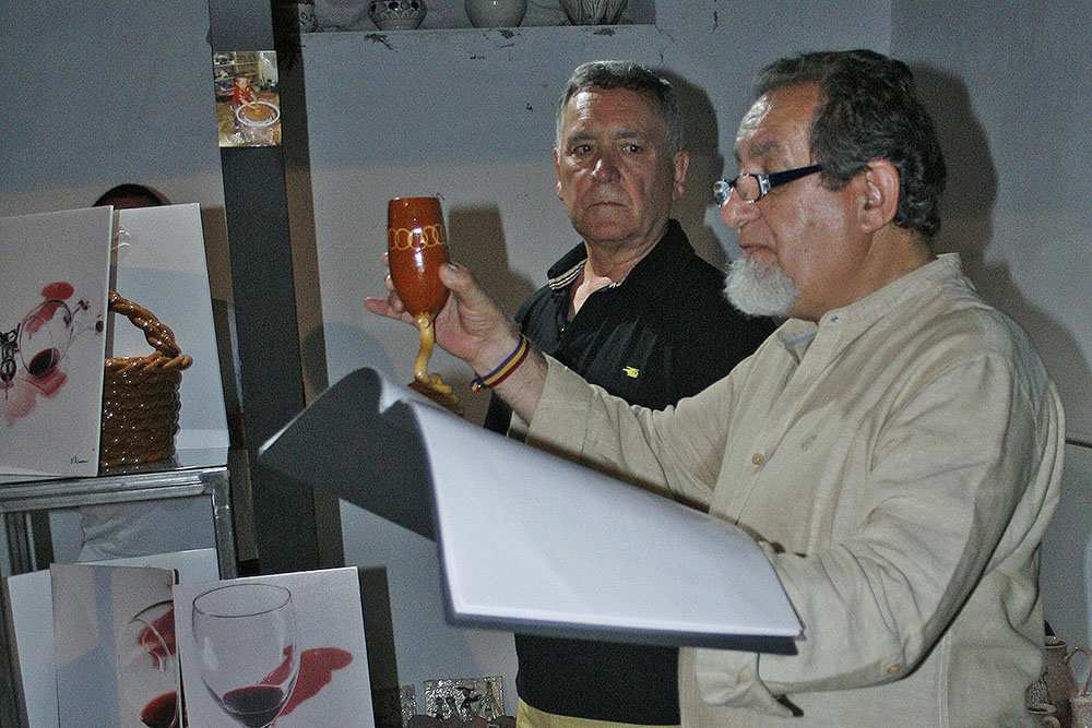 Juan José Guardia Polaino brindando en la exposición de Vhserranoa en el Centro Alfarero La Estación de Argamasilla de Calatrava
