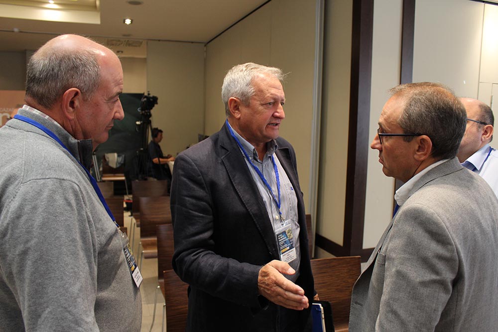 Ángel Villafranca, Juan Miguel del Real y Julio Bacete charlan tras las jornadas