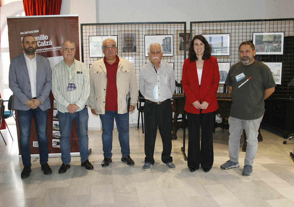 Ana Belén Henales y Francisco Trujillo, junto a los cuatro ponentes en la charla-coloquio de El Trenillo de la Calzá en Argamasilla de Calatrava
