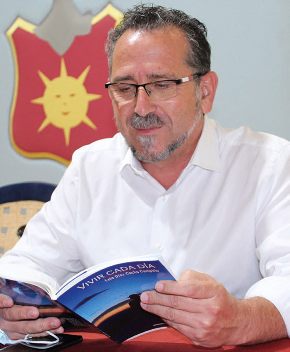 El poeta solanero Luis Díaz-Cacho Campillo leyendo su libro Vivir cada día en un acto en La Solana
