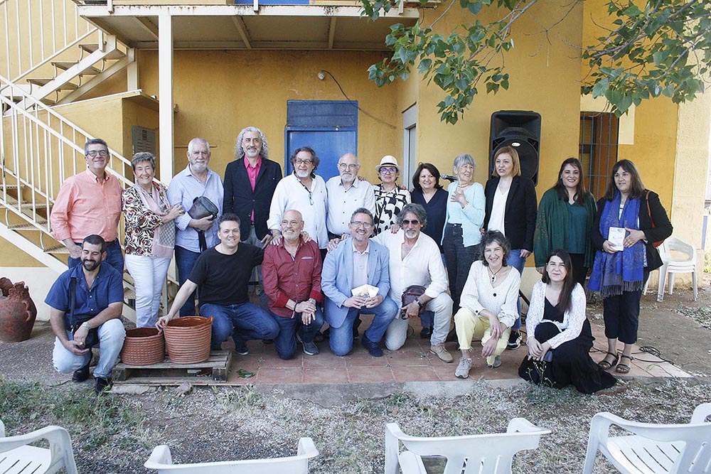Familia Leal Arias y participantes en el recital Poesía en La Estación en Argamasilla de Calatrava