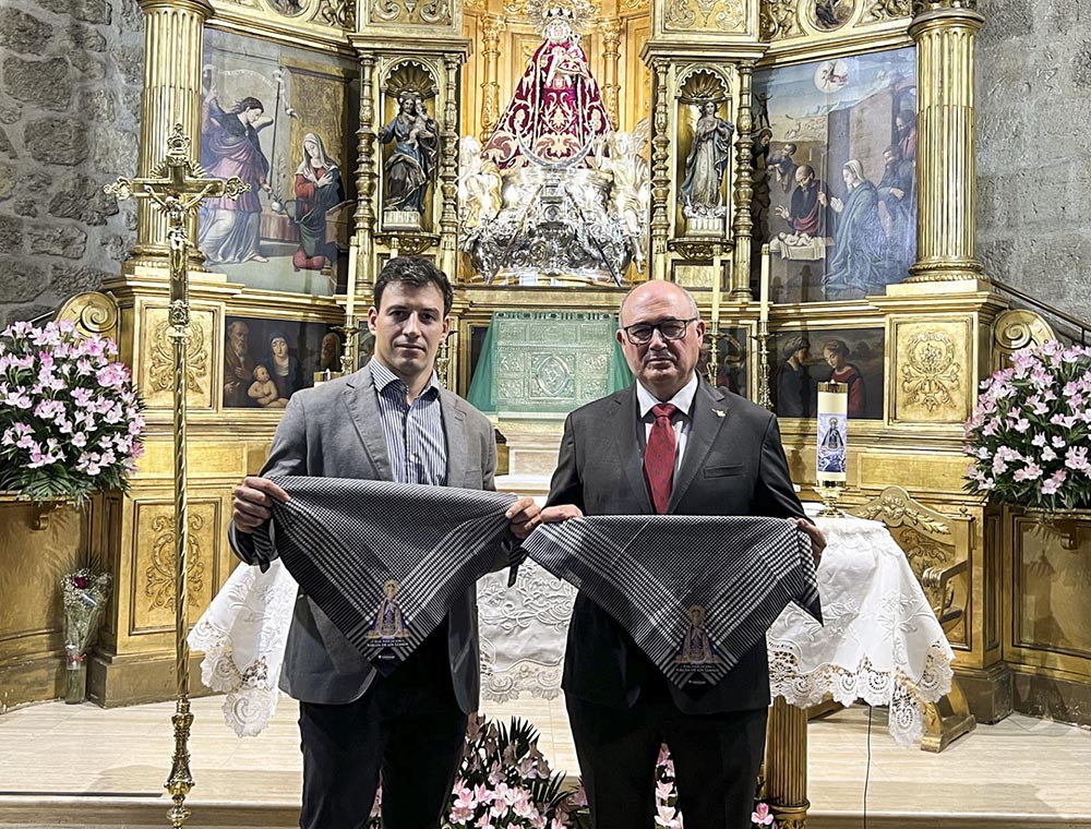 Antonio Fernández-Pacheco y Herminio Molina, presentan el Pañuelico Solidario.
