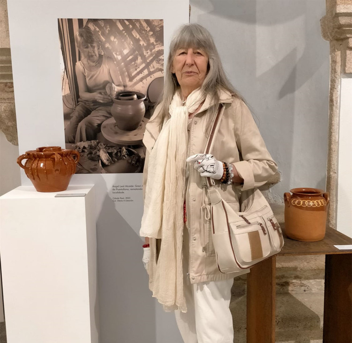 La alfarera de Puertollano, Graci Arias posando con las piezas que el Alfar Arias expone en el Museo Provincial de Lugo